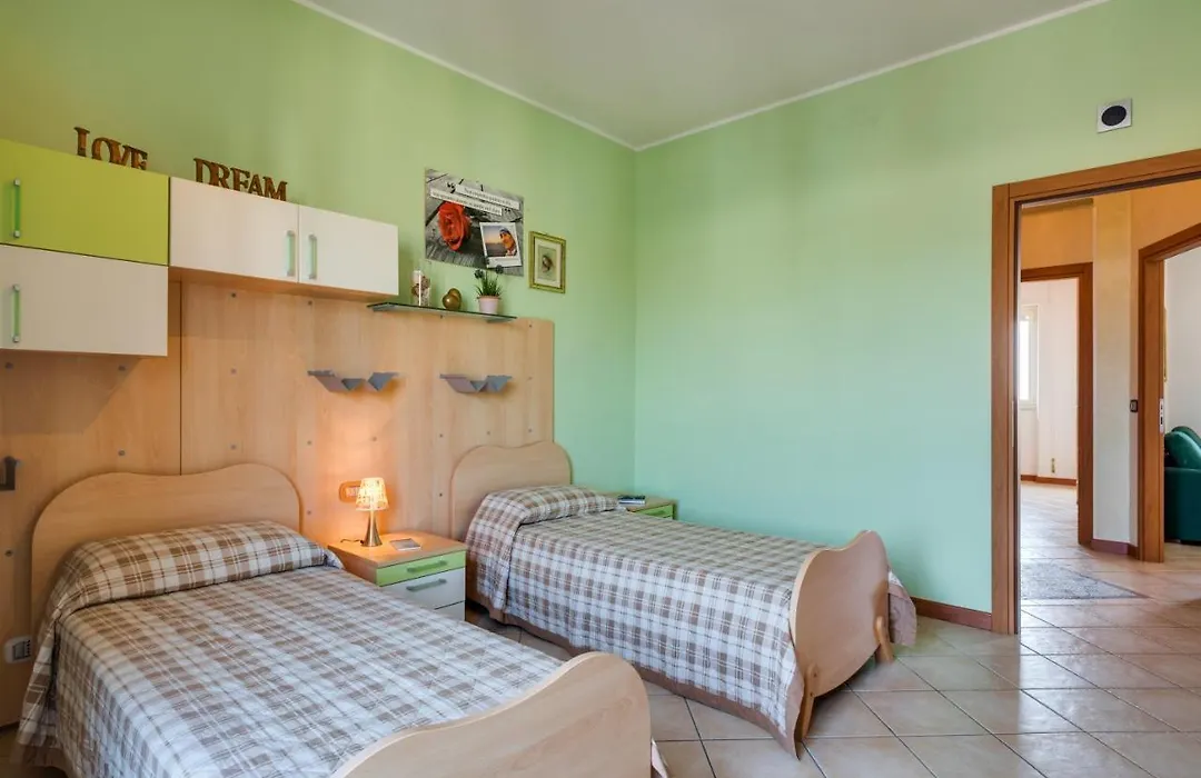 Roomy And Bright Apartment With Balconies X6-1